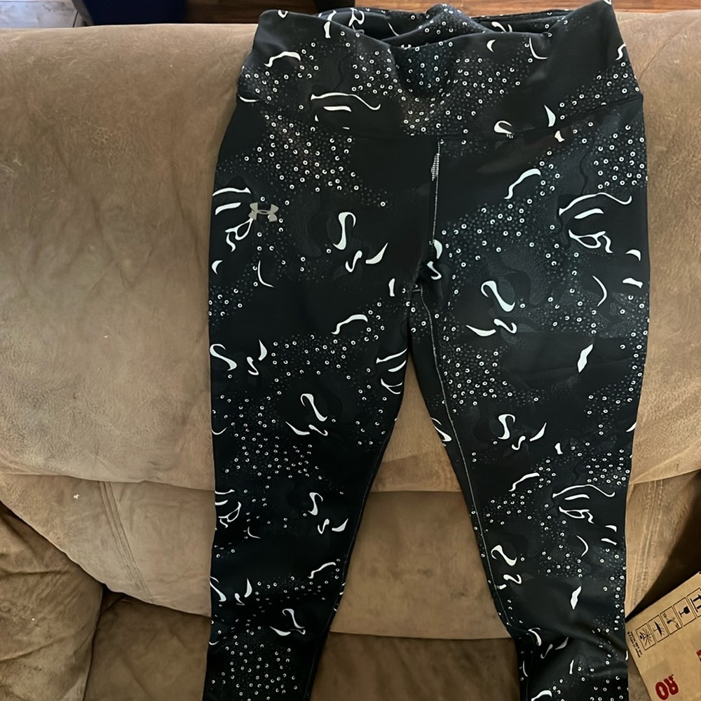 Black with print Ubder Armor athletic pants